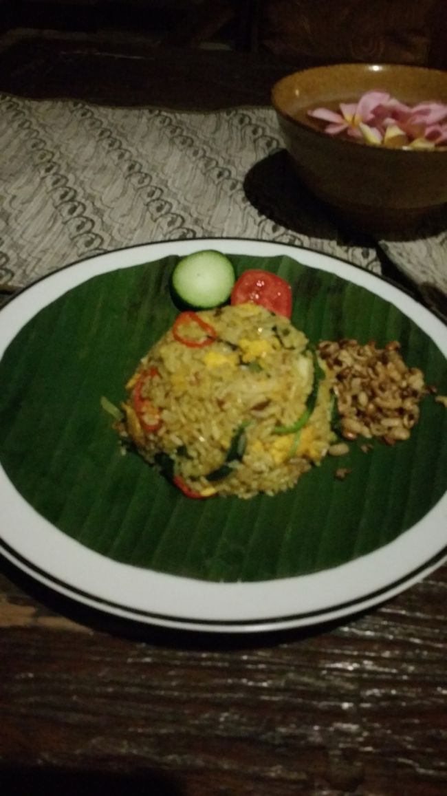 買い物三昧したUbudiはお宿のお部屋でディナーすることにしました。<br /><br />お部屋のテラスまで持ってきてもらいました。<br /><br />今夜は Garden Cafe のナシゴレン!!!<br /><br />付け合せの何かのナッツと混ぜ混ぜして食べると美味しいのなんの(´౿`)♡