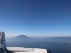 ＪＡＬで鹿児島空港へ。空港の手前で、上空から桜島が見えました。