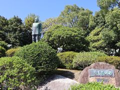 西郷さんの銅像。銅像の周りが庭園のようになっています。