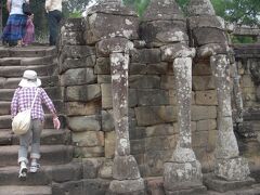 三島由紀夫は、「癩王のテラス」という戯曲を書いている。