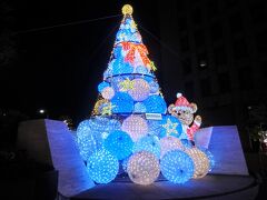 ホテル ペニンシュラの前に飾られたクリスマスツリーはとっても可愛らしくてメルヘンチックでした。
