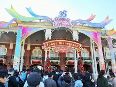 約１年半ぶりのディズニーランド♪
開園前には長蛇の列ができていました。