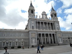 アルムデナ大聖堂（Catedral de Sta Maria la Real de la Almudena）
マヨール通りを右折、バイレン通りに面した入口から中に入れます。王宮前のアルマス広場から見た大聖堂。王宮に調和するようにシックな色合いにしたそうです。