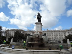オリエンテ広場は大掃除中
「フェリペ４世騎馬像」王宮を背に中央に建っています。春の観光シーズンに向けて噴水の大掃除中でした。