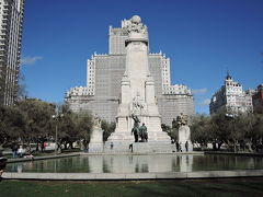 スペイン広場
中央はドン・キホーテの作者「ミゲル・デ・セルバンテス像」。下はロシナンテにまたがる「ドン・キホーテ像」とロバにまたがる従者「サンチョ・パンサ像」。両脇の像は左はドン・キホーテの思い人ドルシネア姫、右のオリーブの実が入ったざるを手にしているのが村娘アルドンサ。
後ろはスペインビル、左はマドリードタワービル。
後ろのスペインビルは工事中で残念ながら、その美しい姿が見えません
