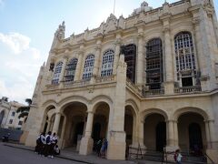 革命博物館の入館料は8CUC。
キューバの人は8MNと外国人の1/25でした。
まあ、外国人からの収入で館を維持して地元の人には気軽に入って歴史を学んでもらいたいという意図でしょう。