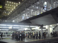 大阪駅。

23時半過ぎでも人がいっぱい。