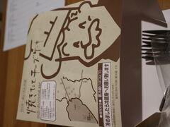 トヨタ博物館の後は、名古屋駅に戻って、新幹線で大阪へ向かいました。

二人が日本で食べたかったものの一つが、りくろーおじさんのチーズケーキ。
新大阪駅で見つけたので、早速購入。
