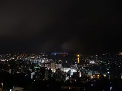 ホテルに戻ってきます。
本当は稲佐山から夜景をみたかったのですが、天気があまり良くなく上に上がっても観れない可能性が高いとのことでホテルに戻ってきました。
にっしょうかんは山の方にあり、部屋からでもきれいな夜景が見渡せました。