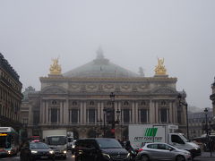 午後なのに、
バスで着いたオペラ座もこんな霧とは！ 