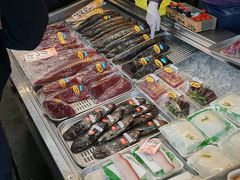 まずは向かいの飲食店の受付に名前を記入し、
田中鮮魚店でカツオのたたきを購入。
この日は１人前600円。
安いぞ産地。

他にも新鮮な魚を買えます。
番号札をもらい、飲食店の受付の名前の横に
番号札の番号を記入。