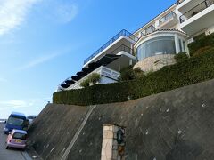 長者ヶ崎の向かいの高台に建つ、葉山ホテル音羽ノ森。ここで女子旅きっぷのお土産チケットと引き換えに、チーズケーキをもらう。フロントのお姉さんが、保冷バッグに入ったチーズケーキをくれた。