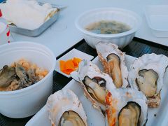観光協会のやっている牡蠣小屋はもう終了していたので
松島さかな市場の焼牡蠣ハウスへ
さっきもどんぶりご飯だったしでも牡蠣飯食べたい！
ので定食スタイルにしました。￥1300
苦しい…