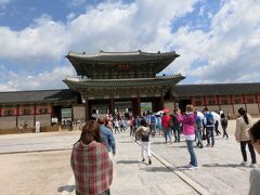 景福宮の正殿に通じる勤政門です。
当日はチョゴリを着てまわる外国人ツアー観光客が多く見られました。