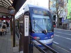 パンをぶら下げて、路面電車で後楽園へ移動します。