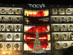 昼間はMACY'Sからユニオンスクエアをみましたが、今度はユニオンスクエアから
MACY'Sを！
クリスマスショーウインドーが綺麗です。