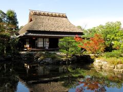 依水園は東大寺と興福寺の間に位置し、時代の異なる2つの池泉回遊式庭園から
構成されているのが特徴で、入口の右手に広がる庭が江戸時代に作庭された前庭です。