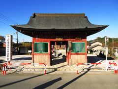 秩父駅から定峰行きのバスに乗って、語歌橋で下車。バス停から5分ほど歩いて、住宅街の中を抜けていくと、お堂と仁王門が見えてきました。