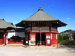 武甲山のふもとにある明智寺は1191年に明智大師の開創と伝わります。江戸時代は語歌堂と同じ形式の観音堂でしたが、落雷によって平成2年に現在のお堂が再建されたそうです。
