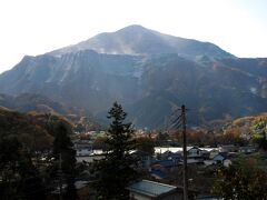 次の6番・朴雲寺までは少し坂を上っていくため、辛かったのですが、本堂の前からは美しい武甲山の姿を見ることができました。次の8番札所まで2km近く離れていますが、今回の旅の目的地の1つでもあり、頑張って行こう、と気合を入れて歩いていきます。