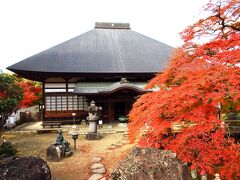 西善寺には樹齢600年というコミネモミジの木があり、秩父の代表的な紅葉スポットです。秩父34ヵ所の巡礼者だけでなく、撮影が目的の観光客の姿も訪れます。