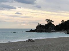 桂浜。
とっても穏やかで静かな浜でしたが
西日本豪雨と台風の爪痕がありました。
龍王宮へは道が崩れていて行けませんでした。