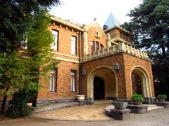 駒場公園には、重文の旧前田家本邸が建っています。旧加賀藩主前田家16代当主の侯爵・前田利為公の居宅として建設されたもので、イギリスのカントリー・ハウス風のとても美しい建物です。
