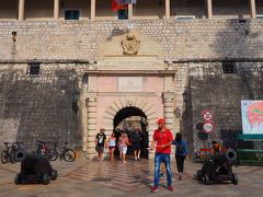 当初の予定より、１時間遅れでコトル到着！
バスターミナルから、少し歩くとコトル旧市街の正門。
いよいよ旧市街の中に入ります！