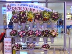 20：30ハノイ ノイバイ空港LANDING
空港では、お土産用か?出迎えようか?花束を売っています。
