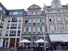 真ん中の建物が今夜の宿、ホテル　ミル・コロン。
1階はレストラン　デ・クリモプ(de Klimop)。
ホテルの受付はレストランで行う。