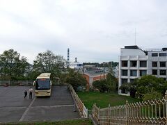 0944　Uspenski大聖堂　実はここに来てから1000開門を知る　それまで風が強い中寺院の周りで待つことにした