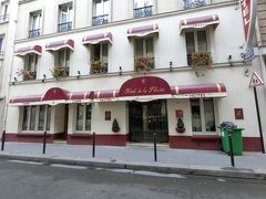 パリで2泊したホテルをチェックアウトしました。
今考えると可愛い感じの色ですね。
行きたいレストランの近くのホテル・・・という決め方でしたが、ここで良かったです。