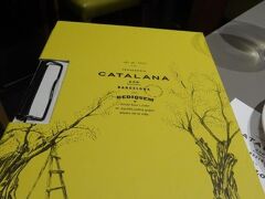 Cerveseria Catalanaでランチ

すぐに案内していただいたお席が大陸の方々の皆さまのお席とお席の間の狭いお席。案内の係のお姉さんに「この席は嫌なので変えてください」とハッキリ。

声が大きくて落ち着かないし、くちゃくちゃ食べられるのも気分はよくありません。マナーのよい方もいらっしゃるとは思いますが、バルセロナまで来てちょっとムリ。

案内係のお姉さんはしきりに「なんでここはダメなの？」「どうして？」と尋ねましたが、きっと理由はわかっていたと思います。
お姉さん的には日本人も中国人も韓国人も50歩100歩ですから。