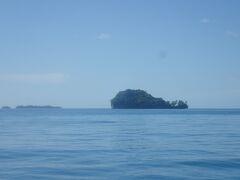 2日目、遠くに見えるのがクジラ島。ある意味見たまんま。