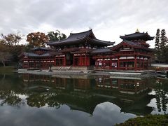 宇治駅から歩いてまいりました。まずは内部拝観の受付をして、時間が来るまで見学します。
修学旅行でも来たことがなかったので、平等院鳳凰堂を見るのは初めてです。