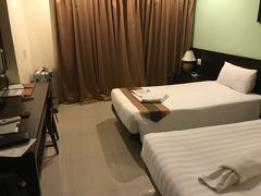 0時頃バンコクの空港に到着しました。
この日は遅いので、空港近くのホテルに1泊。
送迎付きで2000円程度。部屋は十分な広さです。