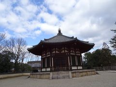 日本現存の八角円堂のうち、最も美しいといわれる北円堂。
元明・元正天皇の命令で長屋王が建てた。