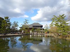 東大寺の鏡池。
雲も出ていますが、青空と大仏殿が映っていてきれいです。