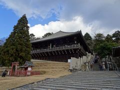 二月堂は奈良時代創建の仏堂で、十一面観音を本尊としています。
