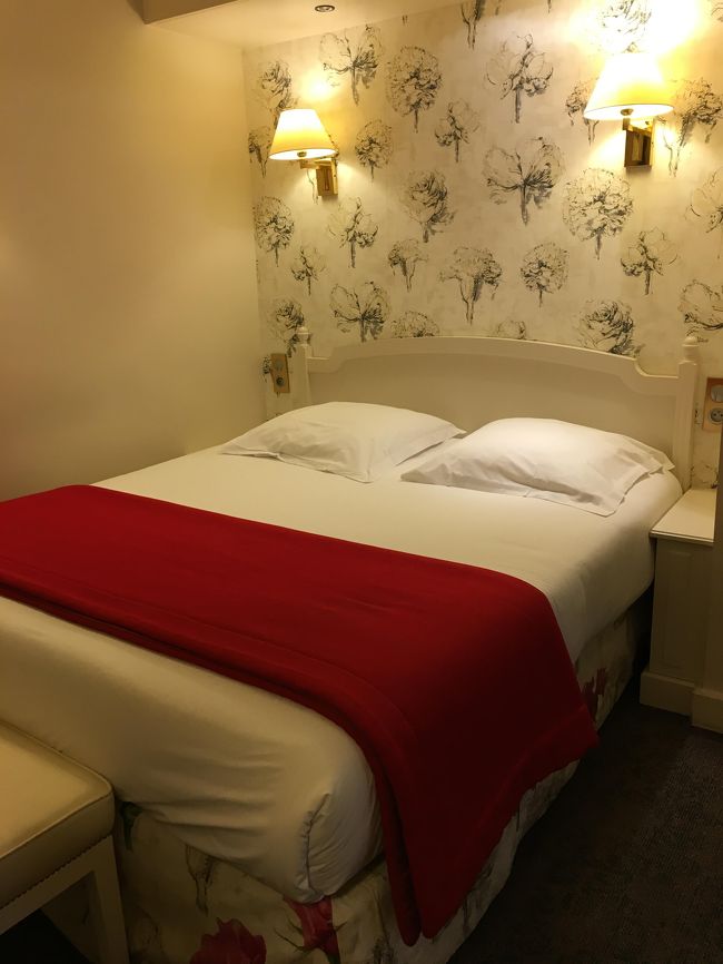 内装はとってもかわいくて、エアコンもありきれいでした。<br />エレベーターもあったのでスーツケースを運ぶのも問題なし。<br />お風呂も問題なしでした！！<br /><br />宿泊中、朝方に火災報知器が鳴り、何が何だかわからずとりあえず貴重品だけ持ってフロントに降りました。<br />そしたら、わらわらと宿泊客が降りてきて、中にはシャワー中の方も。<br />頭にタオルを巻いたまま・・・・<br /><br />たまたまかもしれませんが、女性客が多かったです。<br /><br />日本人のご夫婦も1組いらっしゃって、<br />「何があったんでしょうかね・・・・」とそわそわしていたら、<br />どうやらお風呂の蒸気で火災報知器が反応したのではないかと・・。<br /><br />（あ、もちろん英語もフランス語も全くわからないのでフロントの方が<br />何をおっしゃっていたかはわかりませんが、何となくそんな感じでした）<br /><br />こういう時一人はとっても心細く不安ですね。。。<br />しかも言葉が全くわからないので、危ない・・・。<br />何もなくてよかったです。