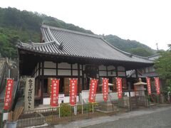 ホテルをチェックアウトの後，尾道市街から西へ約11km，三原市の極楽寺へ．
1237年創建，1663年現在地に移転．
本尊阿弥陀如来の浄土宗寺院．
写真の本堂は，1737年建造，入母屋造，背面錣屋根，本瓦葺，広島県指定文化財．
境内拝観自由，駐車場あり(境内)，所在地三原市東町．