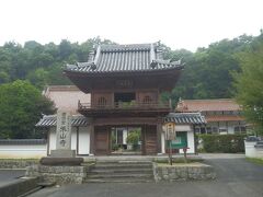 楽音寺から南東へ約5㎞，米山寺に移動．
1153年当地の武将小早川氏(後世において小早川隆景を輩出）により創建された天台宗寺院．
境内拝観自由，駐車場あり，所在地三原市沼田東町納所．
写真は山門，木造三間一戸楼門，入母屋造，本瓦葺，鐘楼門も兼ねる．
ここ数年での建造のようだ．