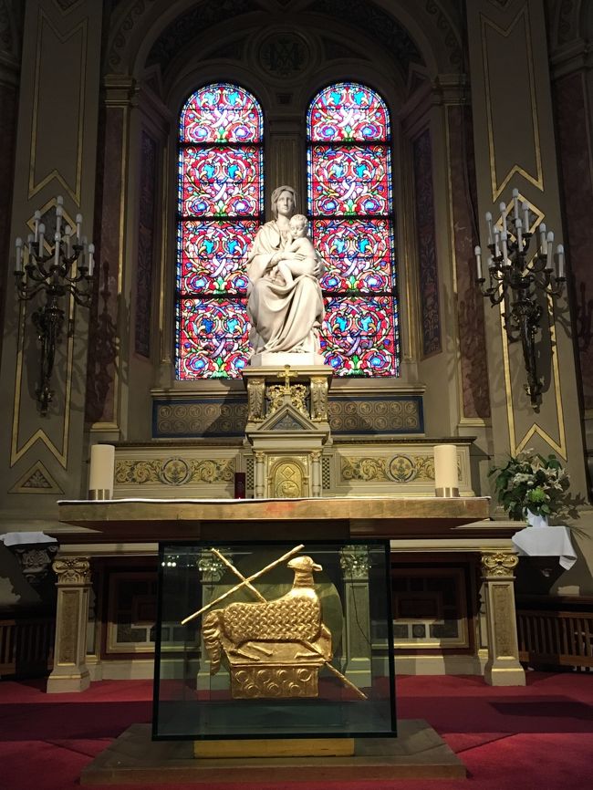 パリは今回で6度目。<br />どこに行こうかぜんぜん決めていなかったので、行ったことのない教会を巡ることにしました。<br /><br />サンラザール駅の裏（？）にある、サントトリニテ教会。<br />とても素敵な教会でした。<br /><br />中のステンドグラスも絵画も。<br />何で今までこなかったんだろう・・・・<br />大好きな教会になりました！！<br /><br />また来よう♬