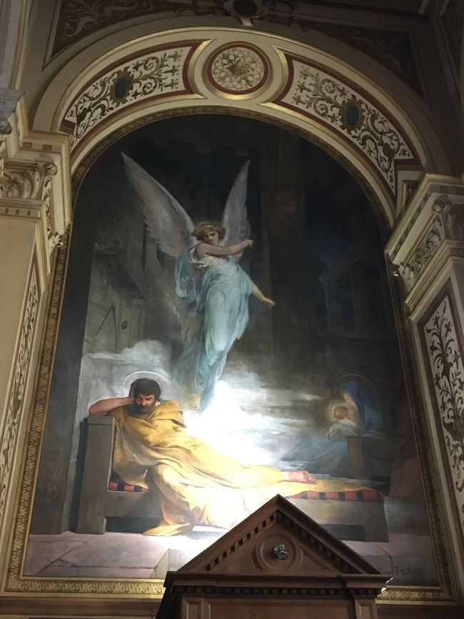 サントトリニテ教会の中にあったこの絵画、<br />とにかく何か惹かれるものがあって、この絵の前でしばらく座って<br />この天使をずっと眺めていました。<br /><br />とってもステキな絵でした。