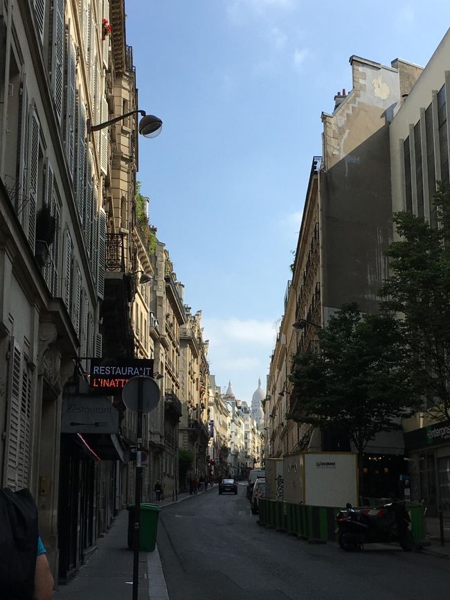 サントトリニテ教会の後は、さて。<br />とりあえず外に出てキョロキョロしていたら、私の大好きなサクレクール寺院がちらっと見えました。<br /><br />天気もいいし、こりゃ行くしかない！！<br />あそこに見えるし、歩いて行こう！！！<br /><br />・・・・・。<br /><br />遠かった・・・・・・・・。<br />意外と。<br />坂道だし・・・。<br />でも歩いたことのない道なので気にならなかったです。<br />女一人なので、スリには十分気をつけながら歩いていました。<br />