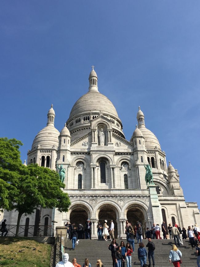 大好きなモンマルトルの丘にある、サクレクール寺院。<br />ここに来れる時は、いつも晴天。<br />運が良い！！！<br /><br />ここあらの眺めは最高で、初めて訪れたときは本当に感動しました。<br /><br />今でももちろん感動です。<br /><br />毎日仕事で疲れて、ストレスもMAX。<br />現実逃避をしたくてパリにきて。<br /><br />いろんなことに悩んで、この場に立つと、<br /><br />心がすーーーーっとします。<br /><br />私の大好きな場所。パワースポットです。