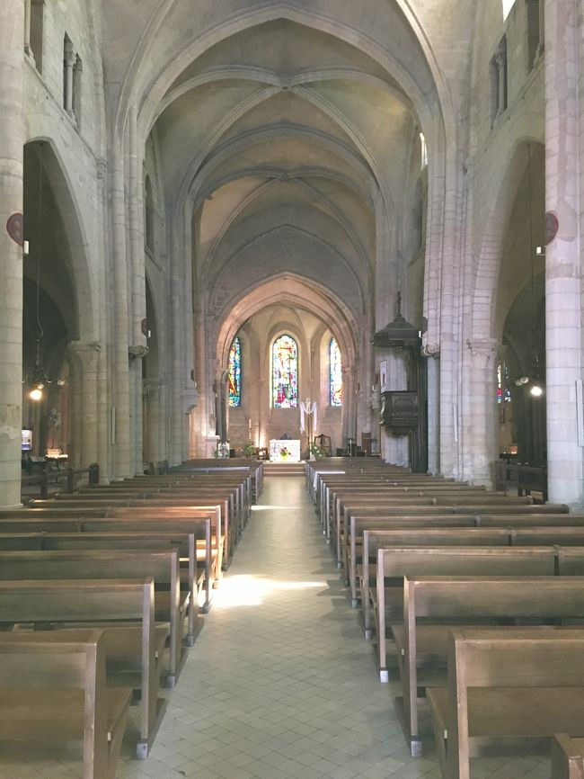 サクレクール寺院のとなりに教会がありました。<br /><br />サクレクールには数回訪れていますが、となりの教会に入ったことはなかったです。<br /><br />今回の旅のテーマ。行ったところのない教会へ行ってみよう！<br />（そして、ジャンヌダルクの絵や像を探そう）<br /><br />ということで、入ってみました。<br /><br />ここはこじんまりとしていましたが、とっても雰囲気が好きです。<br />明るくないんですが、落ち着く空間でした。<br />行ってよかったです。