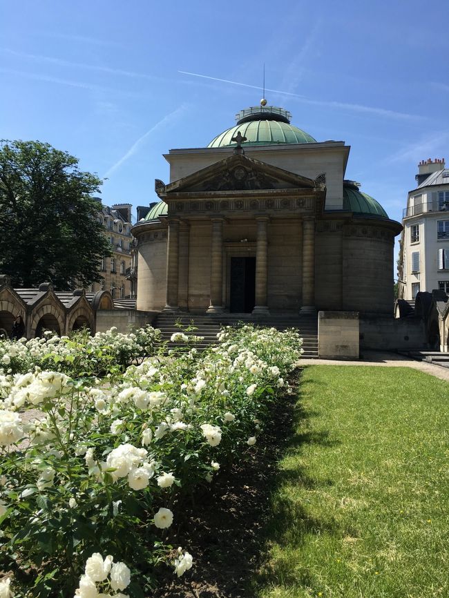 サクレクール寺院から帰るのももちろん徒歩。<br />だんだんトイレに行きたくなり、入れるところもなく、一旦ホテルに戻りました。<br />途中で買ったPaulのバゲットで腹ごしらえ。<br /><br />そして、ホテルの近くにある贖罪教会に行ってみました。<br /><br />入館料が必要なのを知らず、そのまま入りかけてしまい、受付の方に<br />呼び止められ、もちろん何を言っているのかさっぱり・・・・。<br /><br />でも、何となく理解できて、ちゃんと入館料払って入りました。<br /><br />小さな所でしたが、お花がとってもきれいで、それはそれで気持ちよかったです。