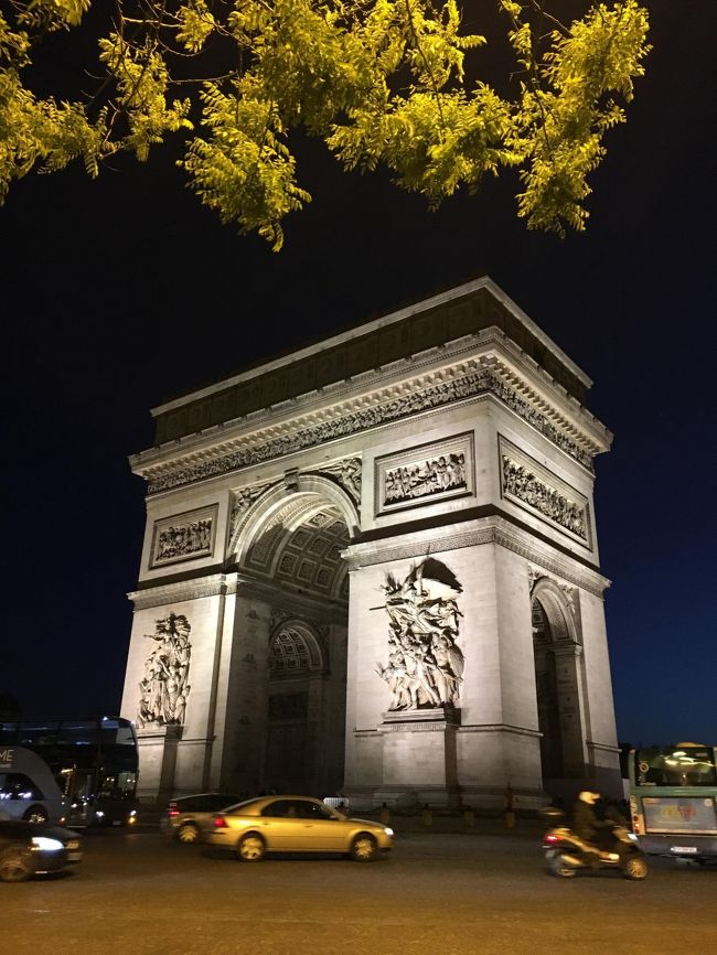 パリには何度か来ていますが、危ないので夜出歩いたことがありません。<br /><br />今回どうしても見たかったのが、エッフェル塔のイルミネーション。<br />もちろん一人で夜出歩くのは、あり得ないので、<br />Emiトラベルさんのイルミネーションツアーに参加しました。<br /><br />一人でも安心だし、ホテルまで送ってくれるということで、安心。<br />22時集合、24時ホテルくらいの時間でした。