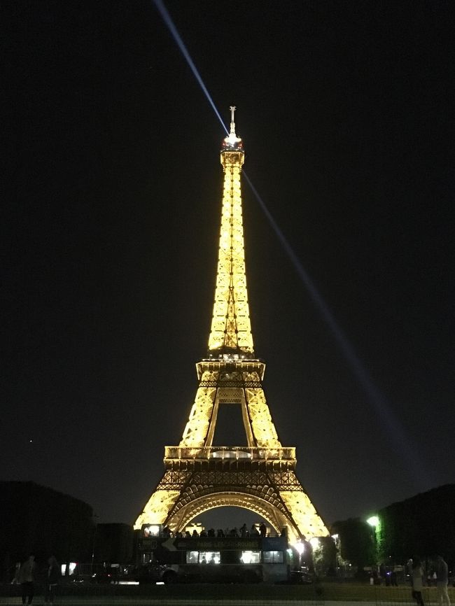 エッフェル塔のシャンパンフラッシュはおススメです！！！<br />とってもきれいで、感動しました。<br />23時にエッフェル塔に着くようにバスでパリ観光。<br />見慣れたパリも夜はぜんぜん違うので、とっても素敵でした。<br /><br />5月中旬でしたが、夜は風もあり寒かったです・・・・。<br /><br />ウルトラライトダウンベストを持っていったのに、着ずに出かけた自分に自己嫌悪・・・・何やってんだ・・・と。<br />ホテル戻ってから葛根湯飲んでおきました。<br /><br />天気も雨ではなかったのでよかったです！！<br /><br />エッフェル塔の周りにはたくさんの方がいたので、ここでもスリには細心の注意を払って・・・・。<br /><br />充実した1日になりました！！！！